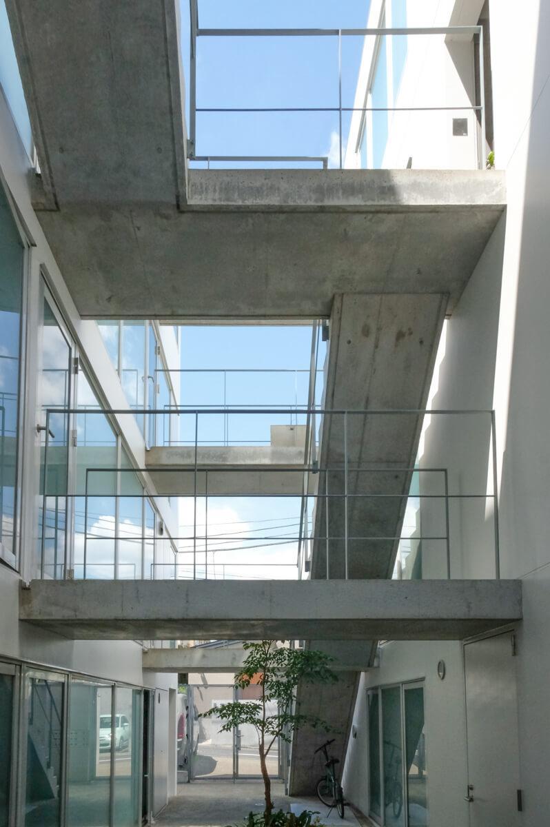 世田谷区代沢の賃貸物件/エントランス奥の共用部。廊下の間から空が見える（前回募集時の写真）