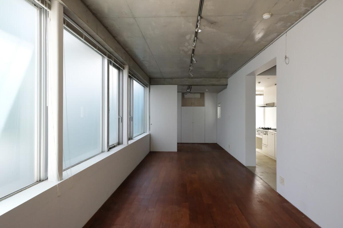 世田谷区代沢の賃貸物件/1階：天井が高く開放的。建具も天井まである大きさのもので、迫力があります