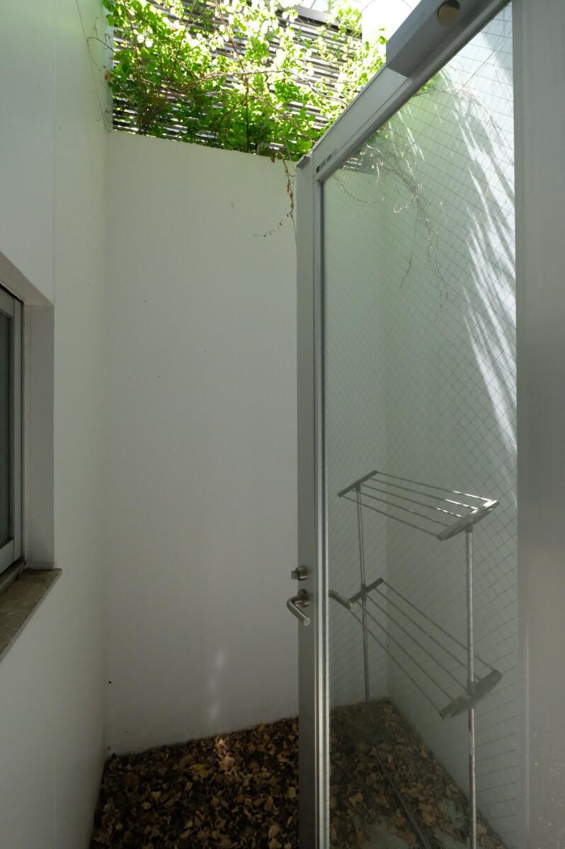 世田谷区代沢の賃貸物件/1階：キッチンの奥にちょっとしたドライエリア