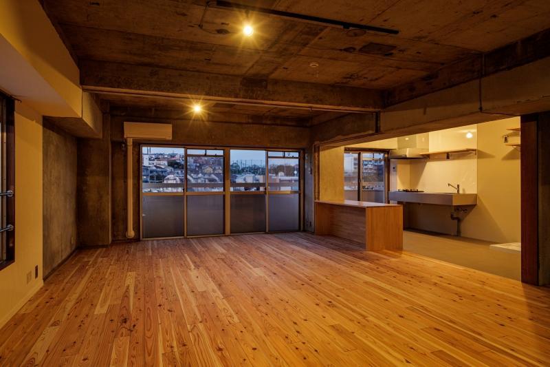 横浜市神奈川区松本町の賃貸物件/














LDK｜この物件、夕暮れ時もいい雰囲気なのです。ダクトレールに好きな照明器具を吊り下げて下さい