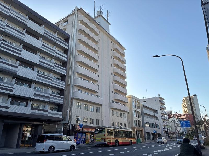 横浜市神奈川区松本町の賃貸物件/外観｜築50年以上経過したレトロな見た目のマンション
