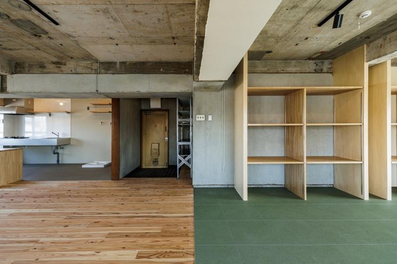 横浜市神奈川区松本町の賃貸物件/














LDK｜床の下地は以前のものを使いつつ、フローリングとシックな緑のフロアタイルで仕上げました