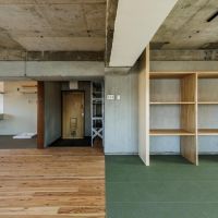 横浜市神奈川区松本町の賃貸物件/














LDK｜床の下地は以前のものを使いつつ、フローリングとシックな緑のフロアタイルで仕上げました