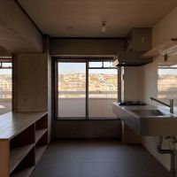 横浜市神奈川区松本町の賃貸物件/キッチン｜横にある窓からの眺め。7階にいるからこその景色です