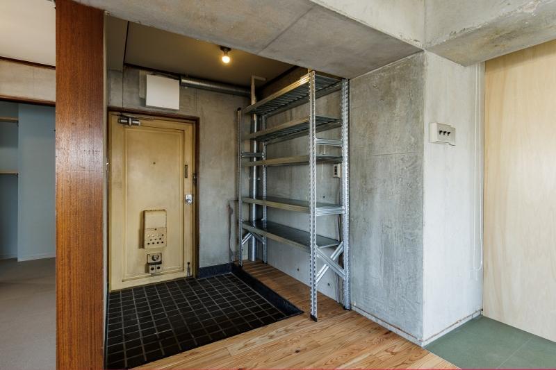 横浜市神奈川区松本町の賃貸物件/玄関｜土間のタイルや開口枠はきれいな状態だったので、そのまま残しました。残せるモノは残す、それが改修の醍醐味