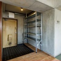 横浜市神奈川区松本町の賃貸物件/玄関｜土間のタイルや開口枠はきれいな状態だったので、そのまま残しました。残せるモノは残す、それが改修の醍醐味