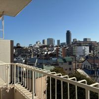 横浜市神奈川区松本町の賃貸物件/眺望｜南側バルコニーより。中央に見えるのが横浜ランドマークタワー