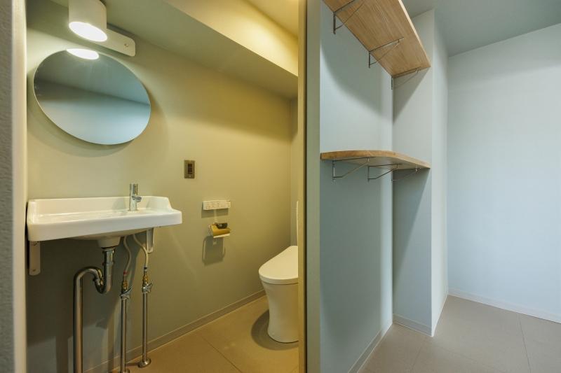 横浜市神奈川区松本町の賃貸物件/洗面室・トイレ｜小さいスペースに色々納まるよう検討を重ねました