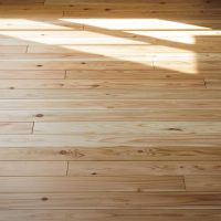 横浜市神奈川区松本町の賃貸物件/床材｜間伐材フローリング。節が多く、色も赤味と白味が混在しているので、使いどころが難しい素材ですが、大工がきれいに張ってくれました