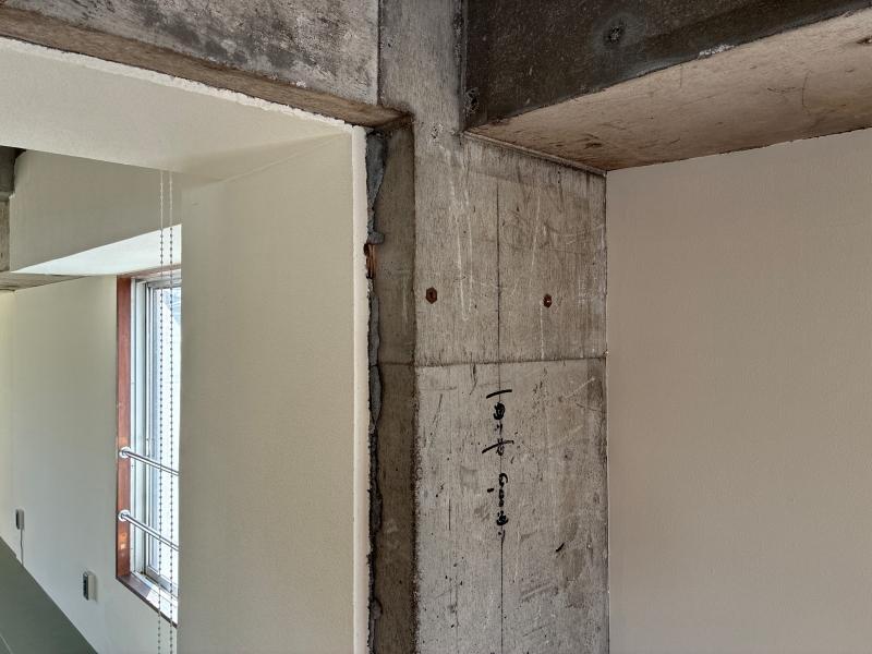 横浜市神奈川区松本町の賃貸物件/細部｜コンクリートの柱に縦に通った黒い線。新築時に施工の基準となった垂直墨です。50年ぶりに表舞台に登場です