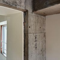 横浜市神奈川区松本町の賃貸物件/細部｜コンクリートの柱に縦に通った黒い線。新築時に施工の基準となった垂直墨です。50年ぶりに表舞台に登場です