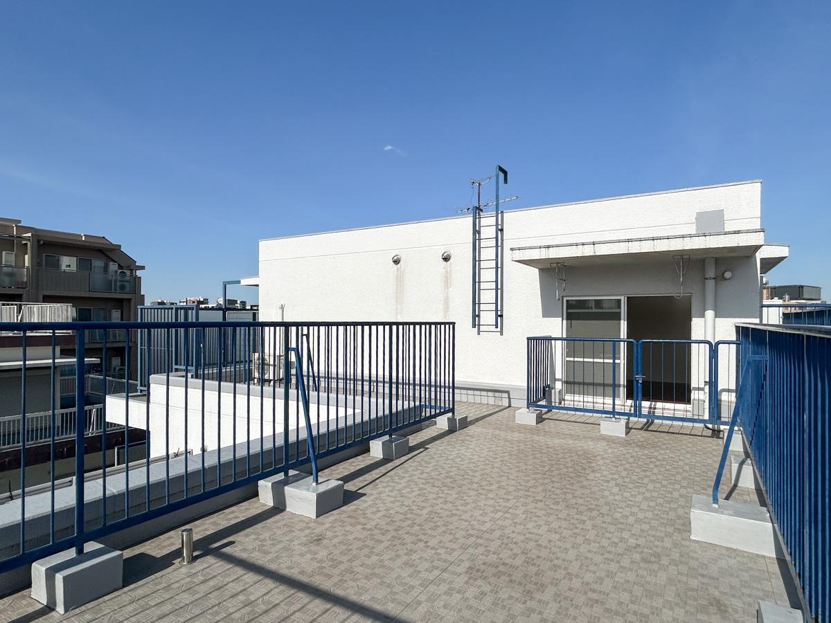 文京区千駄木の賃貸物件/まばゆいほどの光が注ぎ込むルーフバルコニー。36㎡ほどの広さがあります