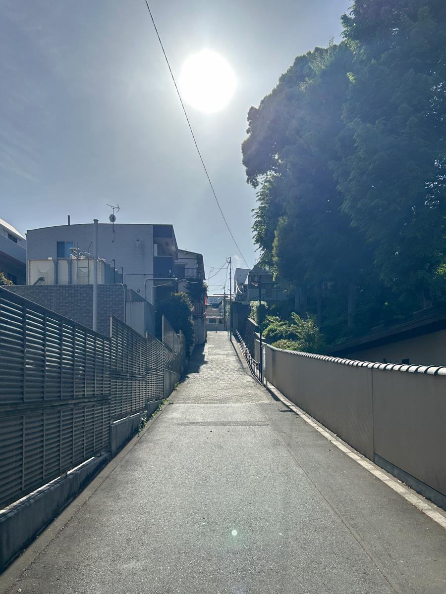 文京区千駄木の賃貸物件/駅からは緩やかな坂道を登ります