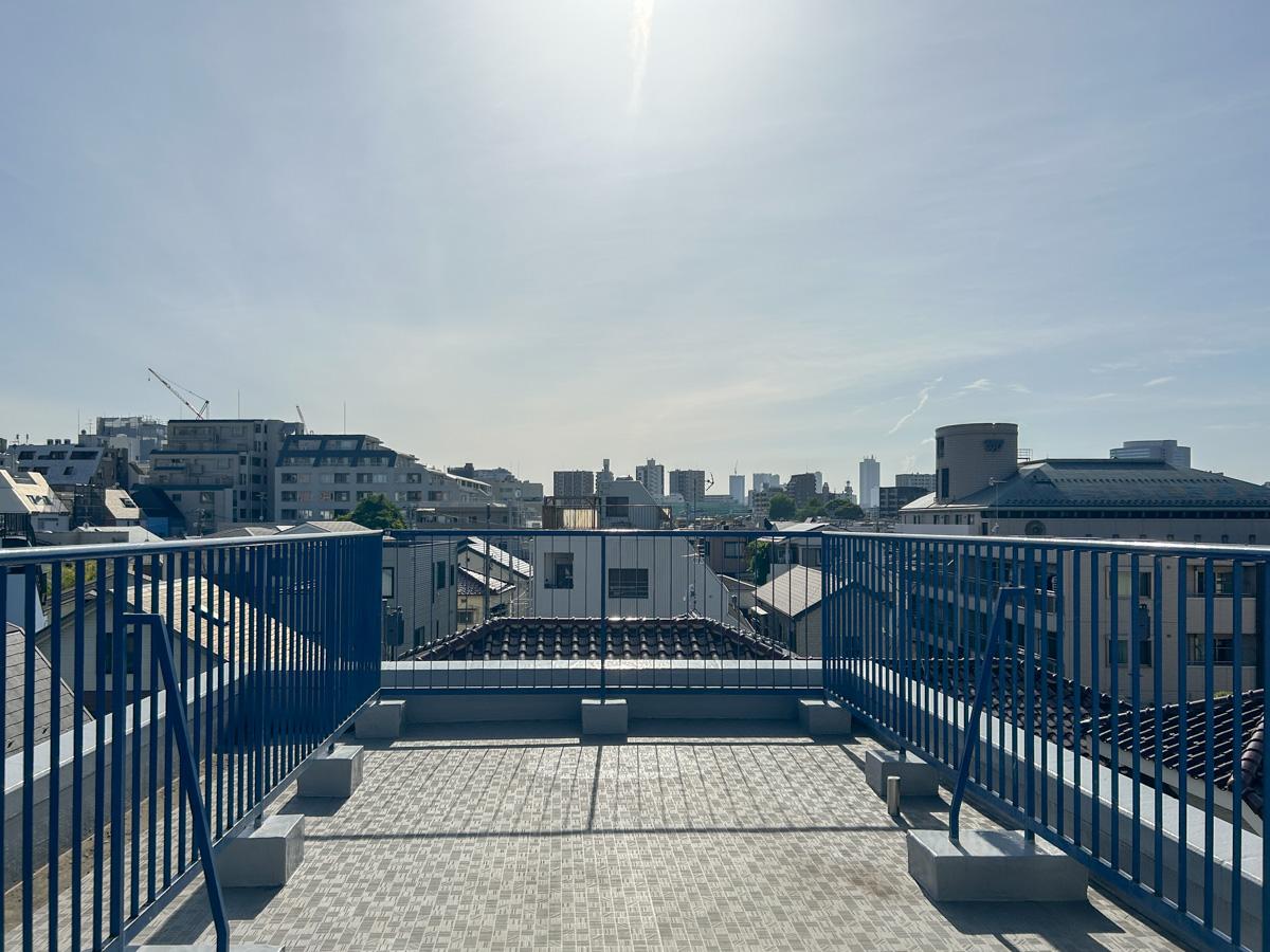 文京区千駄木の賃貸物件/バルコニー別角度から。高台に位置しているため、眺めも良好