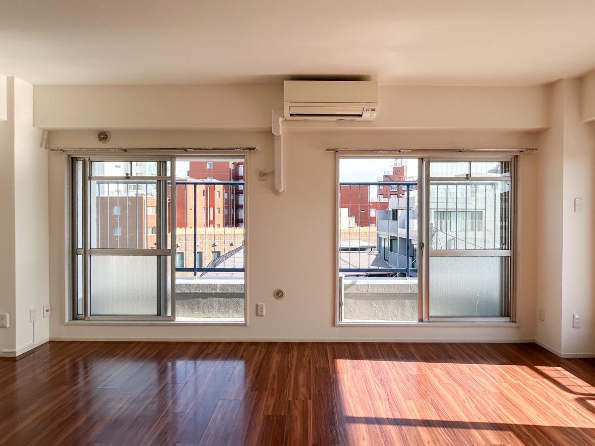 文京区千駄木の賃貸物件/ワイドな窓が、たっぷりと日差しと風を室内に通してくれます