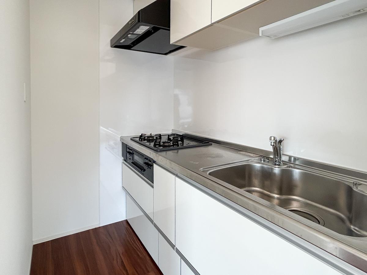 文京区千駄木の賃貸物件/キッチン。3口のガスコンロがついています