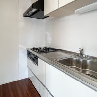 文京区千駄木の賃貸物件/キッチン。3口のガスコンロがついています