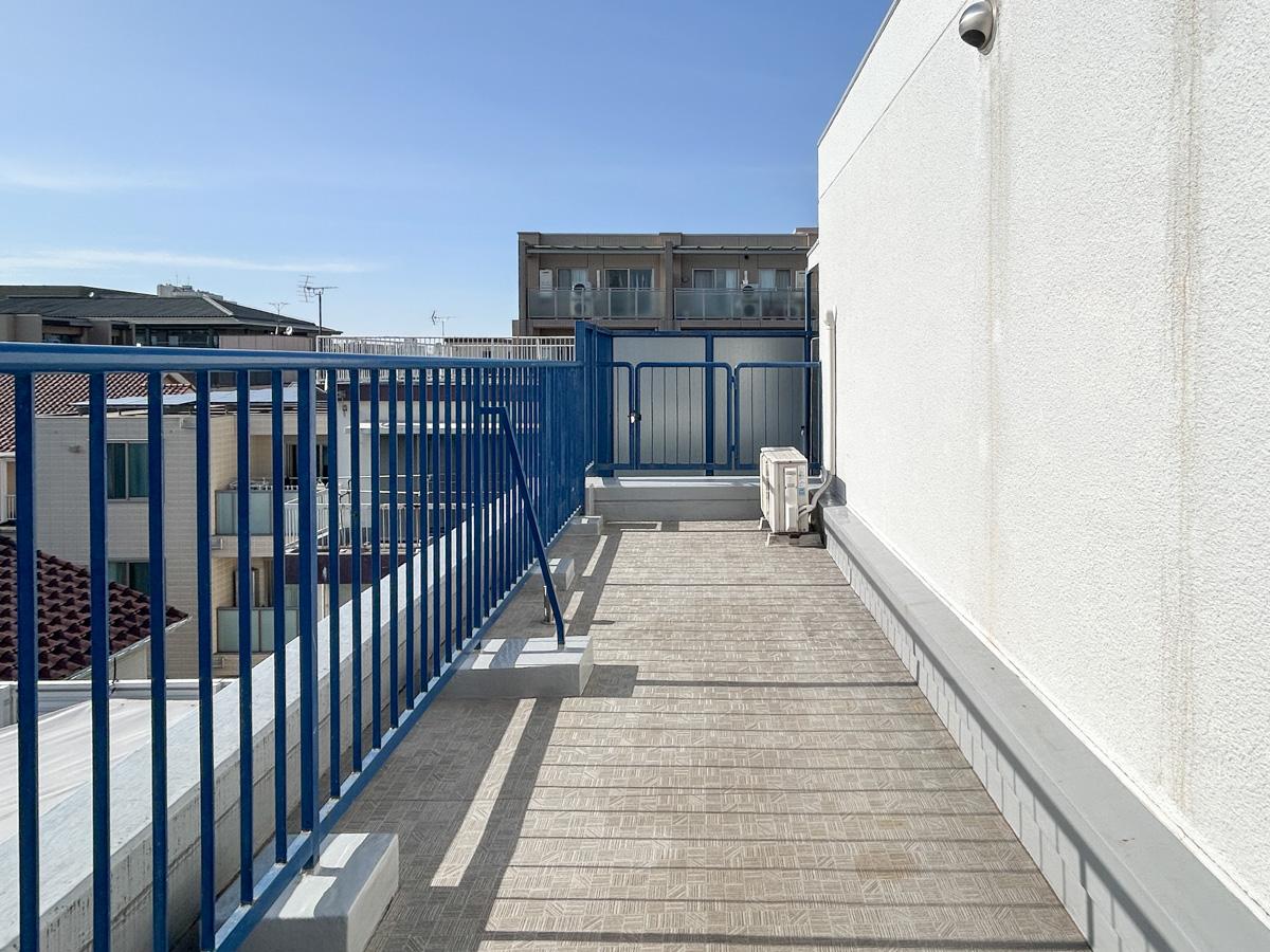 文京区千駄木の賃貸物件/ルーフバルコニーはL字型