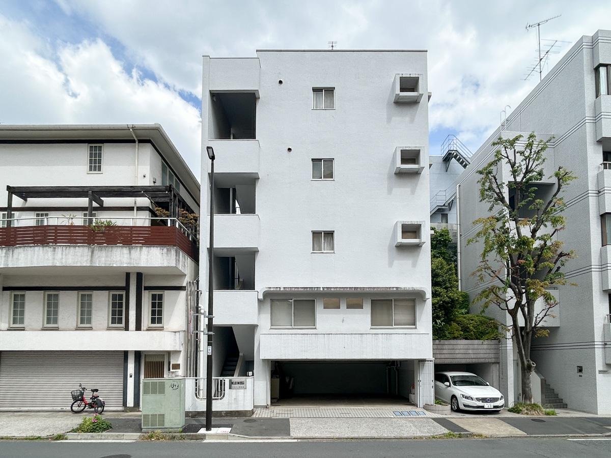 渋谷区渋谷の賃貸物件/1970年に建てられたマンション。可愛げのある外観です