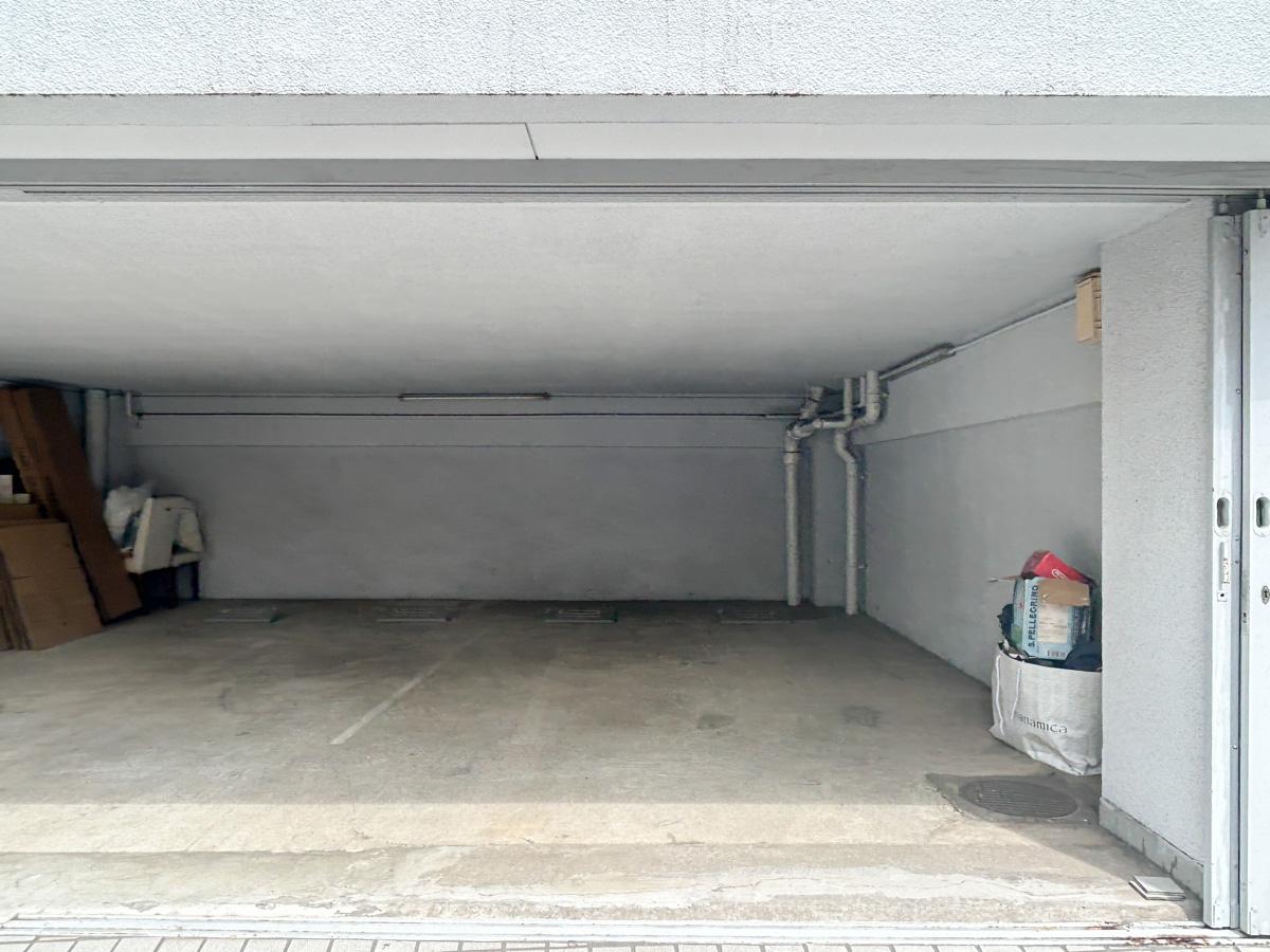 渋谷区渋谷の賃貸物件/駐車場は建物一階部分。高さは180cm弱のため、大型の車をお持ちの方はご注意ください