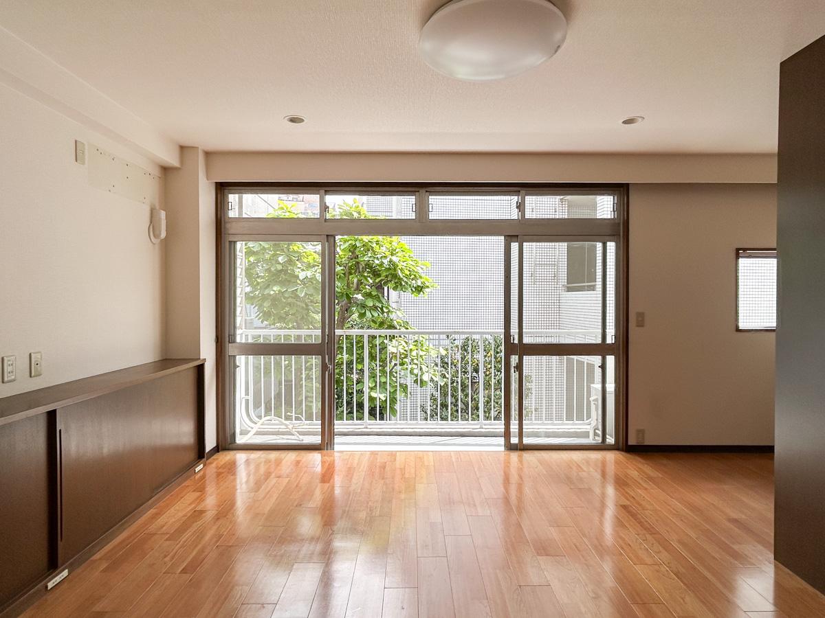 渋谷区渋谷の賃貸物件/レトロなテイストの内装。洋室はワイドな窓がアイコニック