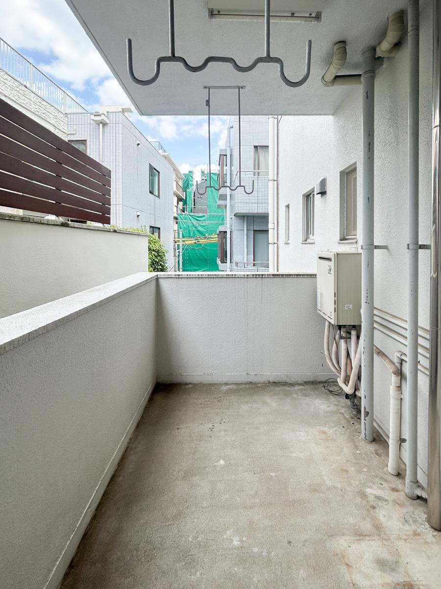 渋谷区渋谷の賃貸物件/専有の物干しスペースが玄関の先にあります