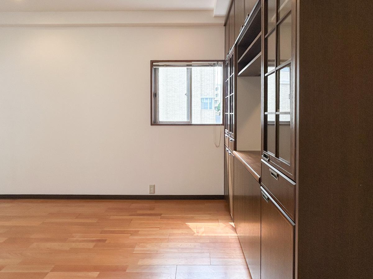 渋谷区渋谷の賃貸物件/リビングは2面採光。小さな窓ですが、ここからの光も室内の開放感を引き立ててくれています