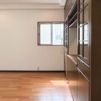 渋谷区渋谷の賃貸物件/リビングは2面採光。小さな窓ですが、ここからの光も室内の開放感を引き立ててくれています