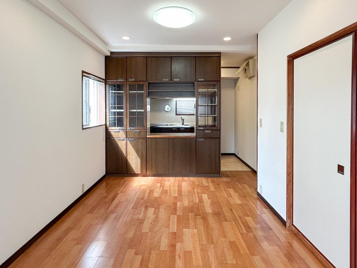 渋谷区渋谷の賃貸物件/リビングは奥行きのあるつくり。備え付けの食器棚がついています