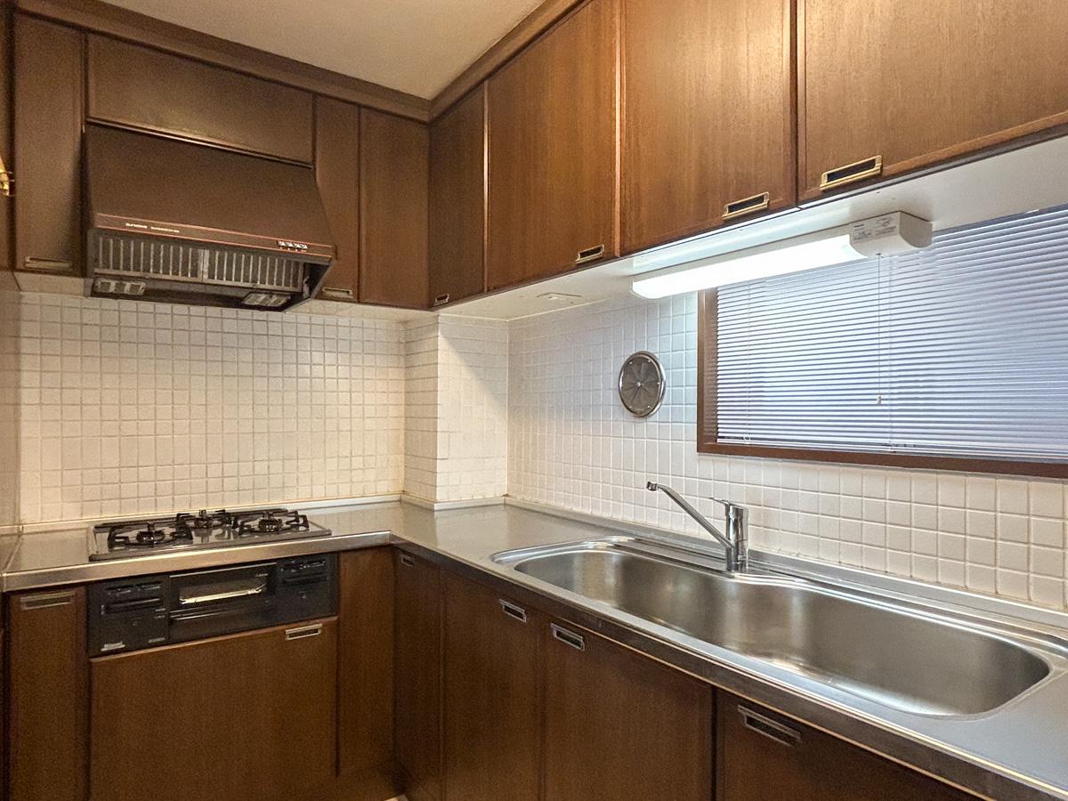 渋谷区渋谷の賃貸物件/キッチンはL字型。収納も充実しています