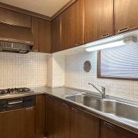 渋谷区渋谷の賃貸物件/キッチンはL字型。収納も充実しています