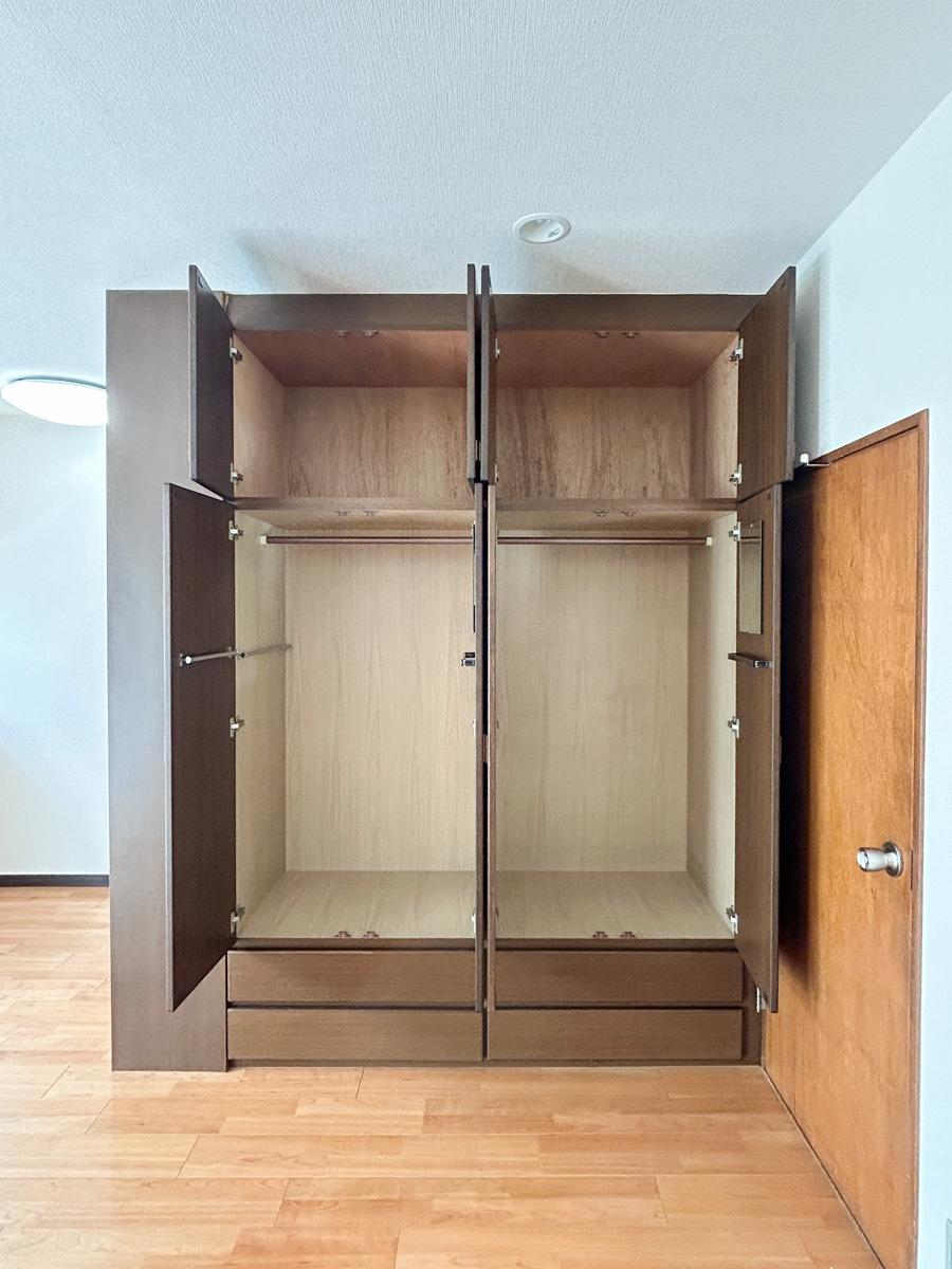 渋谷区渋谷の賃貸物件/洋室の収納は奥行きもあり、衣類からものまですっきりと入ります