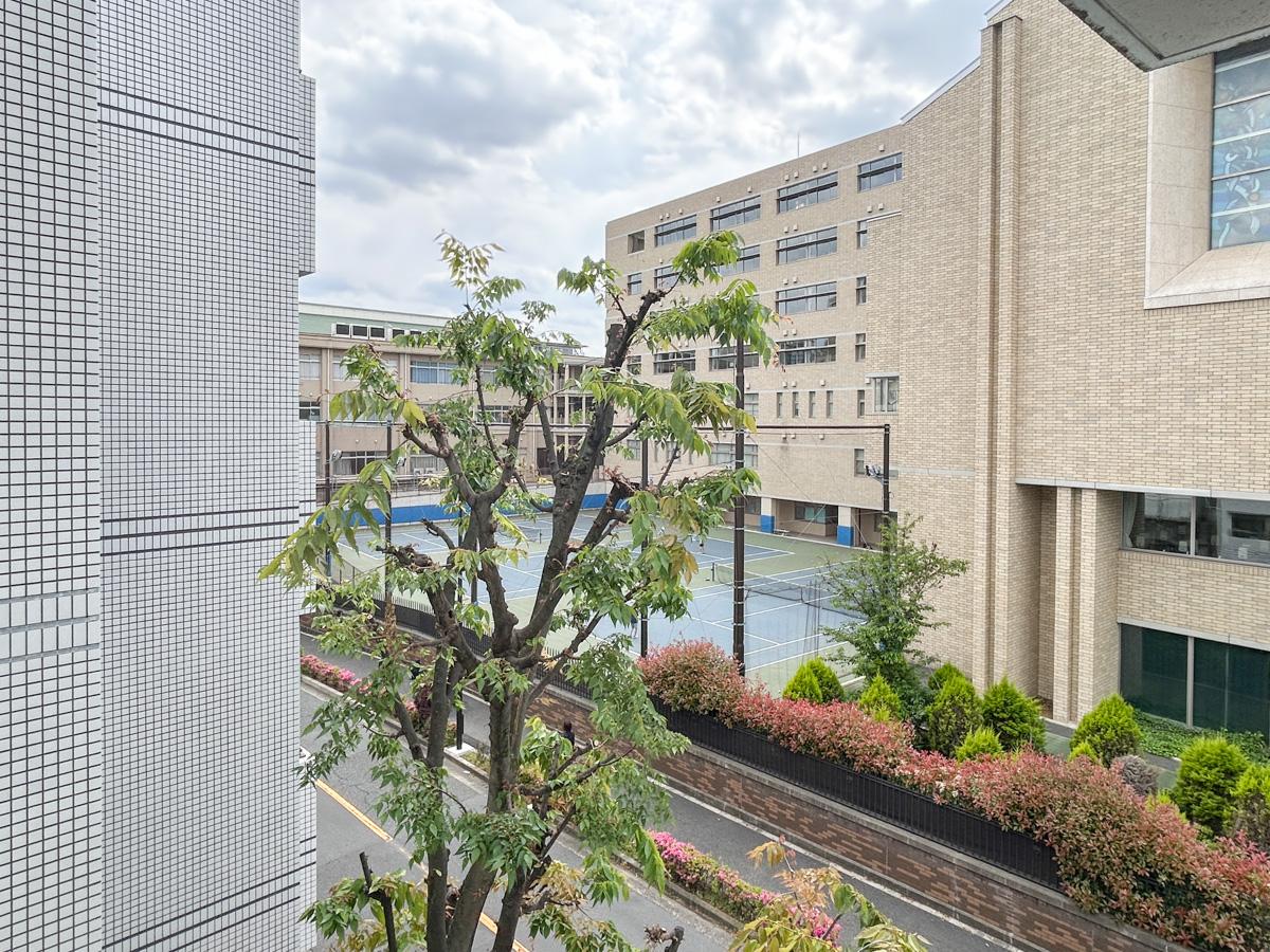 渋谷区渋谷の賃貸物件/建物の前は中学校