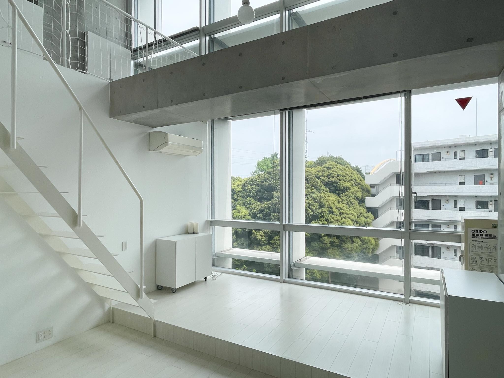 大田区石川町の賃貸物件/大きな窓が景色を大きく切り取る。一段上がったフロアにソファを置いて、光を感じながらリラックス