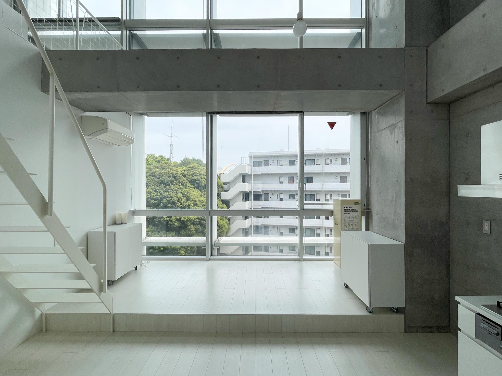 大田区石川町の賃貸物件/天井高はゆうに5mを超え、もはや一般的な住宅のスケール感ではありません