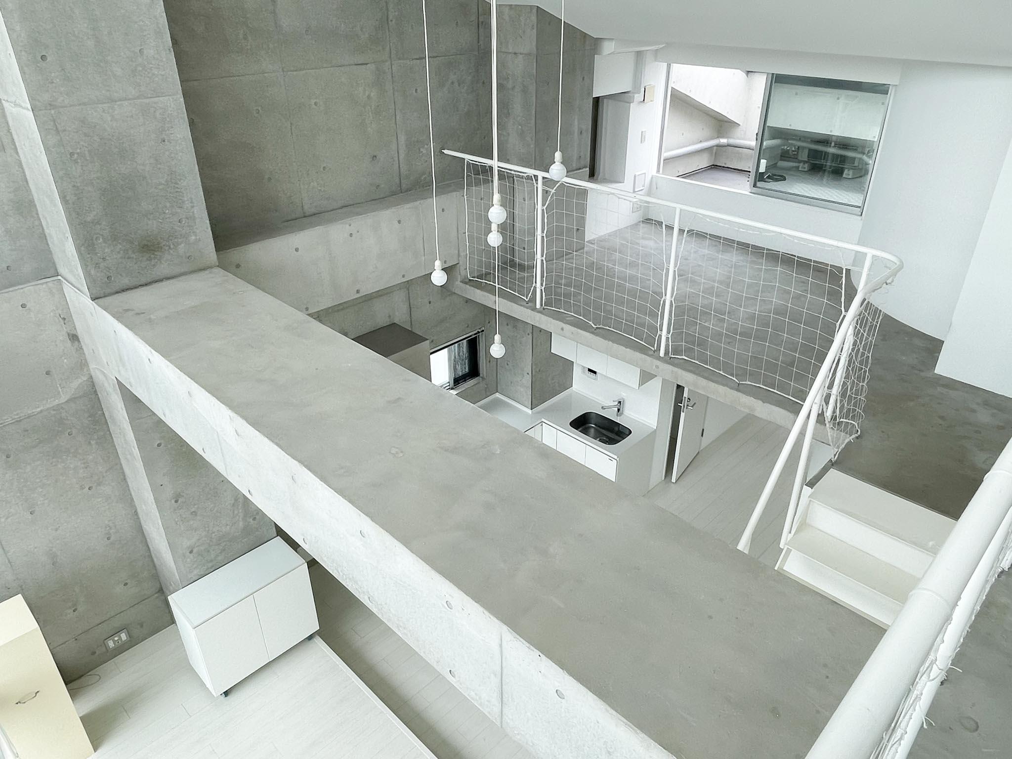 大田区石川町の賃貸物件/吹き抜けから見下ろした図。梁を歩いてみたくなりますが、NGです