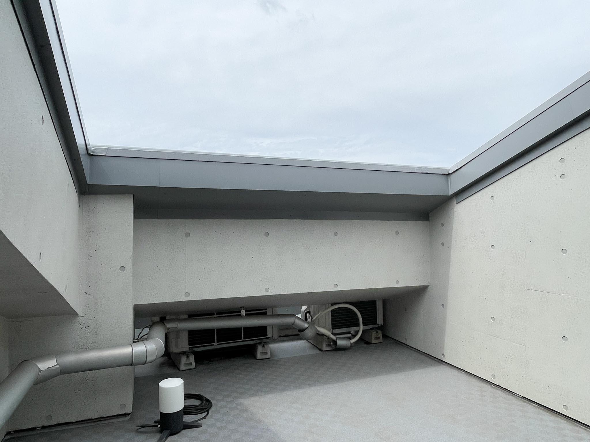 大田区石川町の賃貸物件/上階：北側に小ぶりなルーフバルコニー。ほっとひと息、大通りと反対側の空気を感じることができます