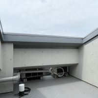 大田区石川町の賃貸物件/上階：北側に小ぶりなルーフバルコニー。ほっとひと息、大通りと反対側の空気を感じることができます