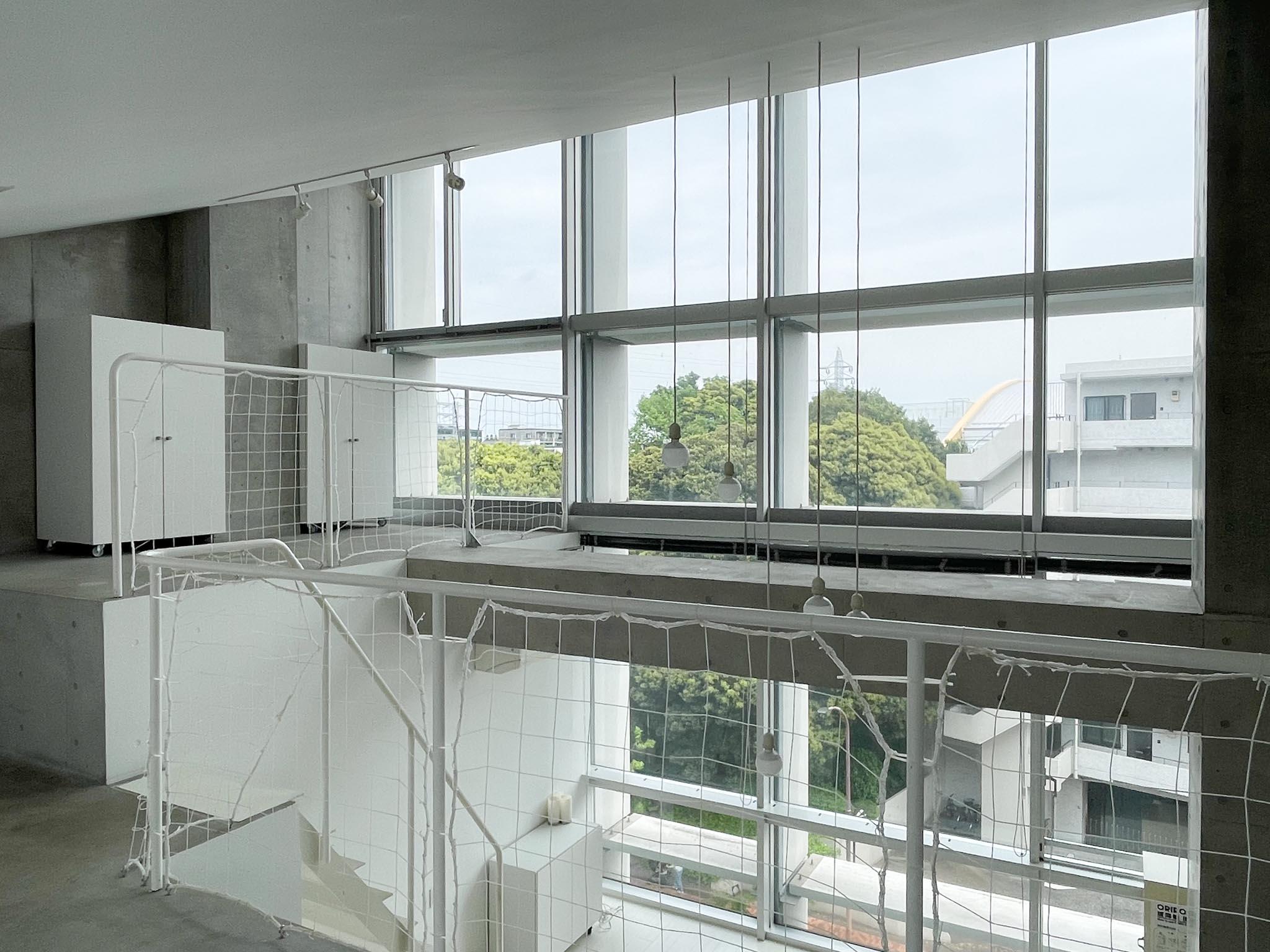 大田区石川町の賃貸物件/上階：窓の全容がやっと見えるアングル。外の景色も大きく見えます