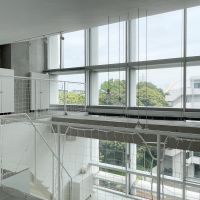 大田区石川町の賃貸物件/上階：窓の全容がやっと見えるアングル。外の景色も大きく見えます