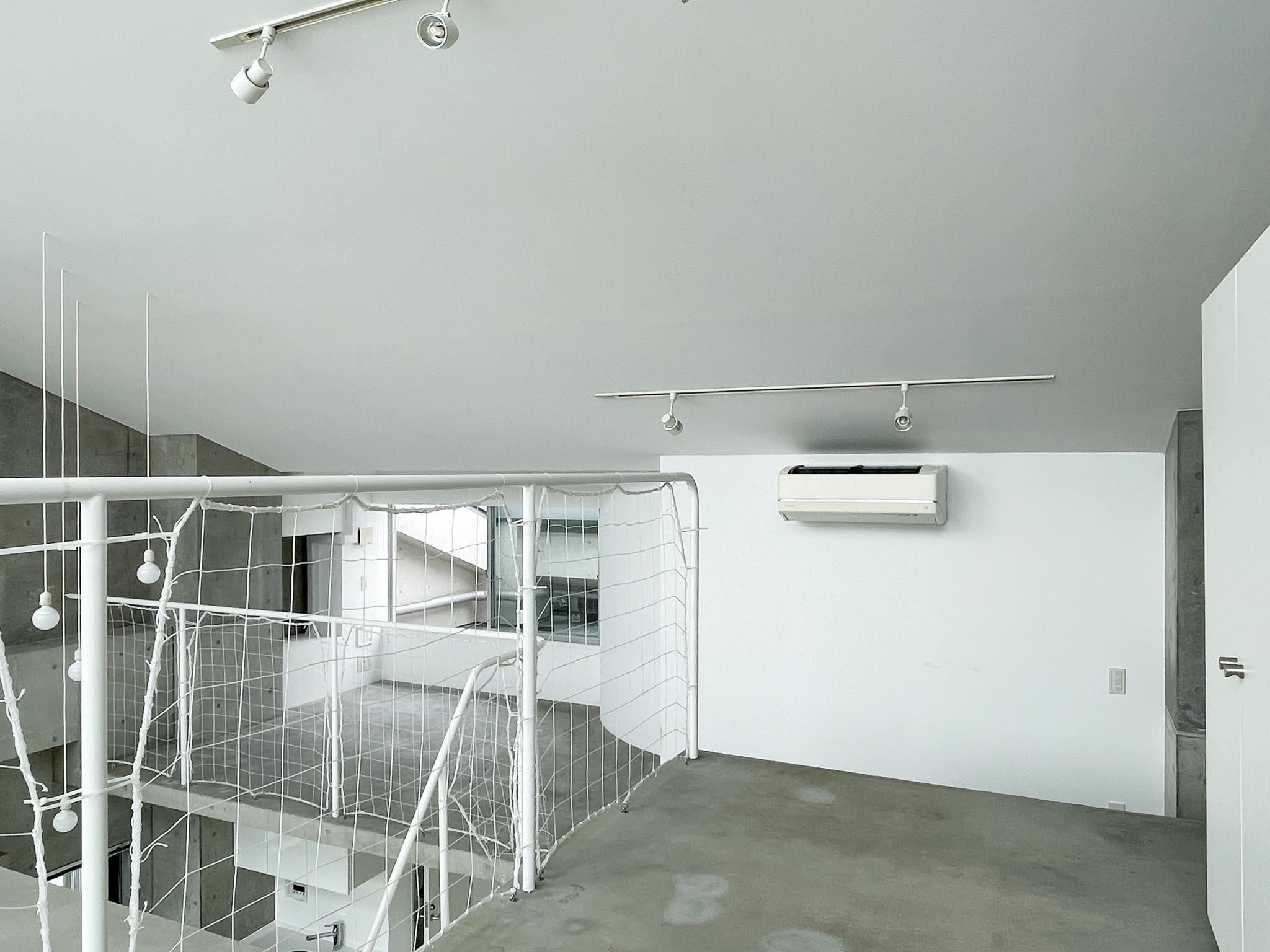 大田区石川町の賃貸物件/上階、4.9畳洋室：こちら側に向かってエアコンが付いています