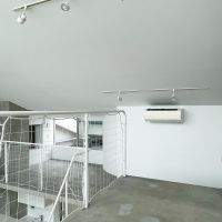 大田区石川町の賃貸物件/上階、4.9畳洋室：こちら側に向かってエアコンが付いています