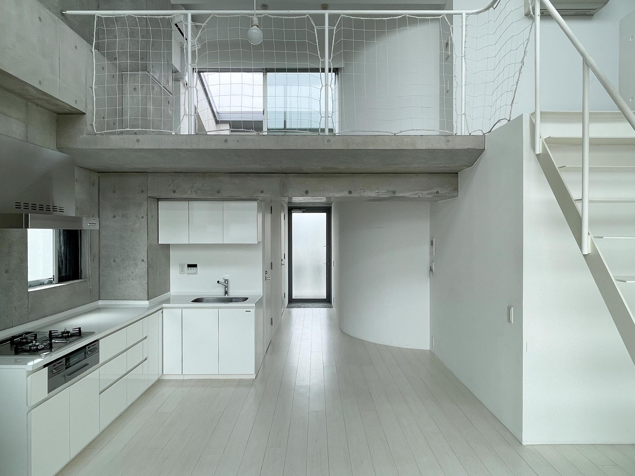 大田区石川町の賃貸物件/下階に戻ります。こちらはリビングを玄関に向かったアングル