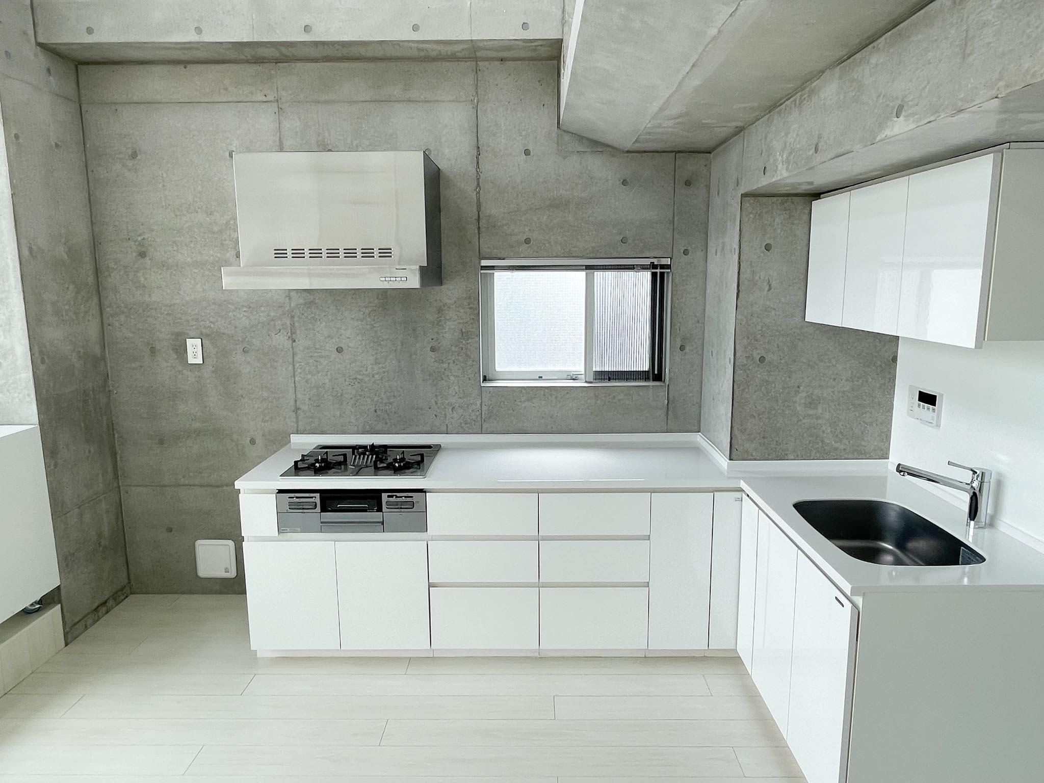 大田区石川町の賃貸物件/下階：3口ガスコンロにグリル付きのキッチン