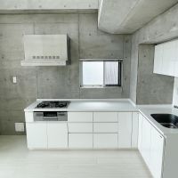 大田区石川町の賃貸物件/下階：3口ガスコンロにグリル付きのキッチン