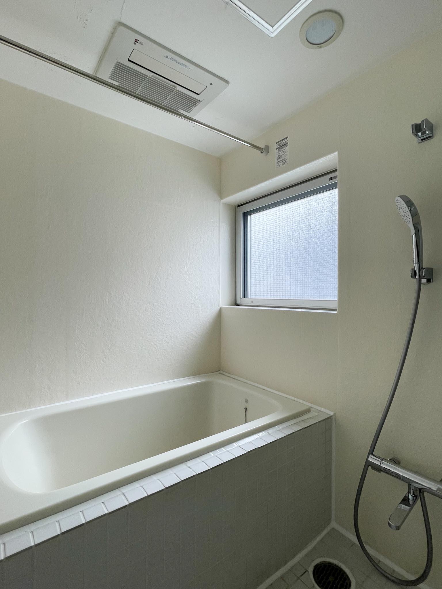 大田区石川町の賃貸物件/下階：浴室。脱衣所との間はガラス張りです