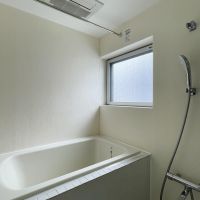 大田区石川町の賃貸物件/下階：浴室。脱衣所との間はガラス張りです