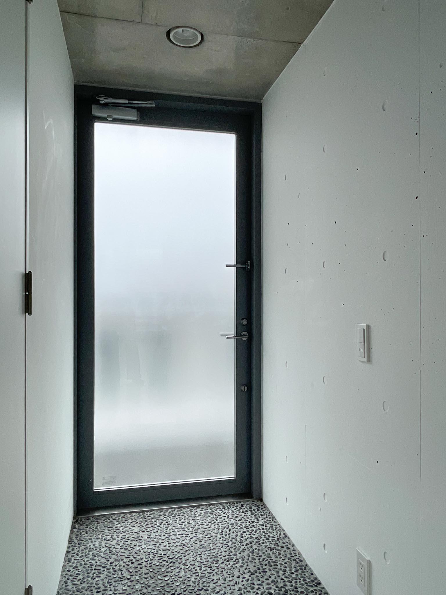 大田区石川町の賃貸物件/玄関。靴箱は用意されていないというストイックさ