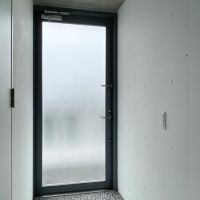 大田区石川町の賃貸物件/玄関。靴箱は用意されていないというストイックさ