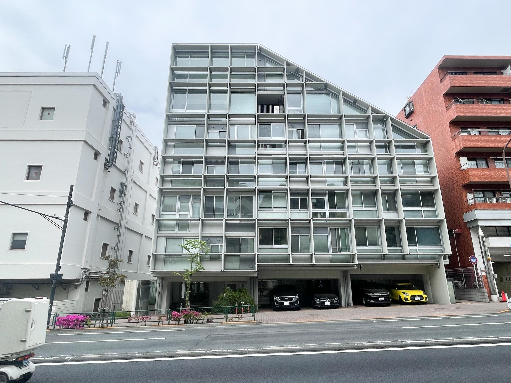 大田区石川町の賃貸物件/外観。大通りに面しているので、車の走行音がそれなりに聞こえます